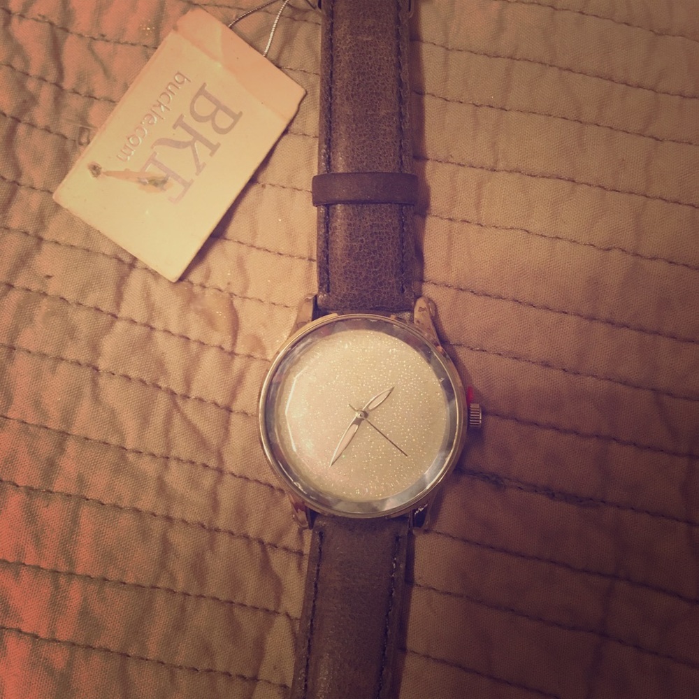 BUCKLE BRAND WATCH